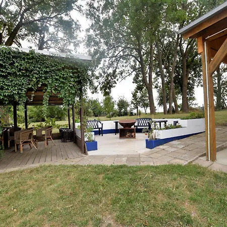 Geraeumige In Mit Garten, Cleaning Included *